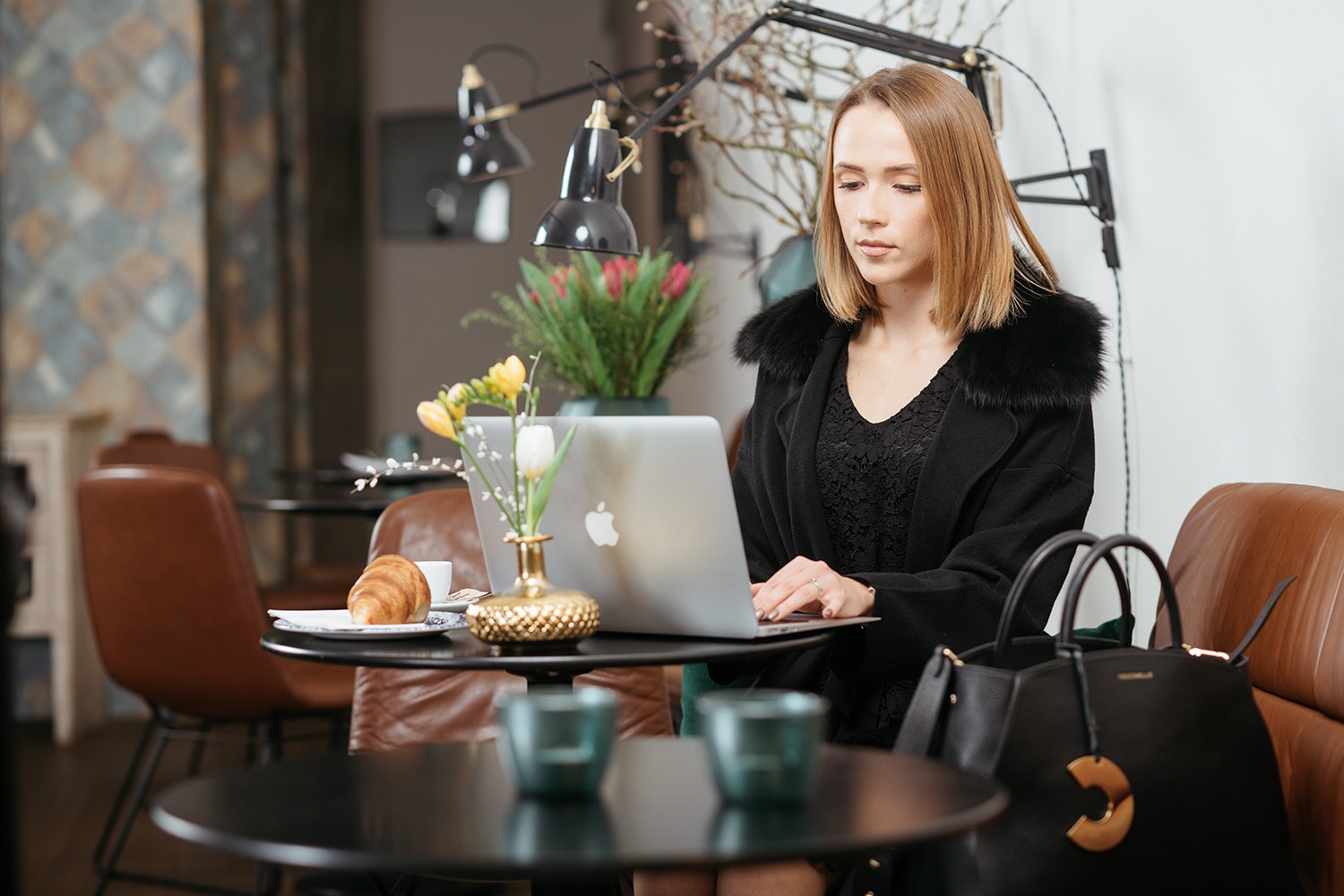 Anglepoise-at-Hotel-Maribor-working-at-desk