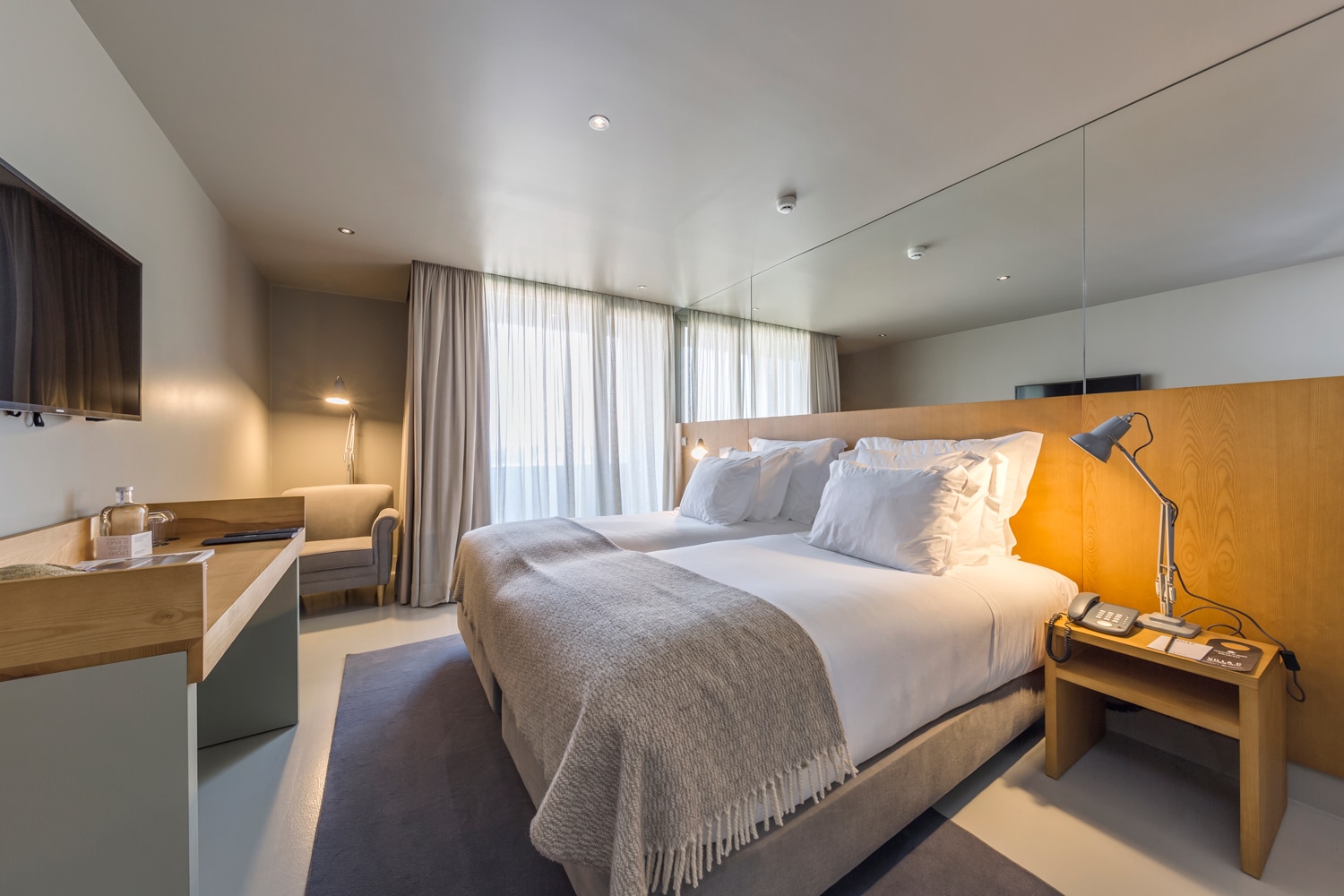 Anglepoise-lamps-in-Villa-C-hotel-room