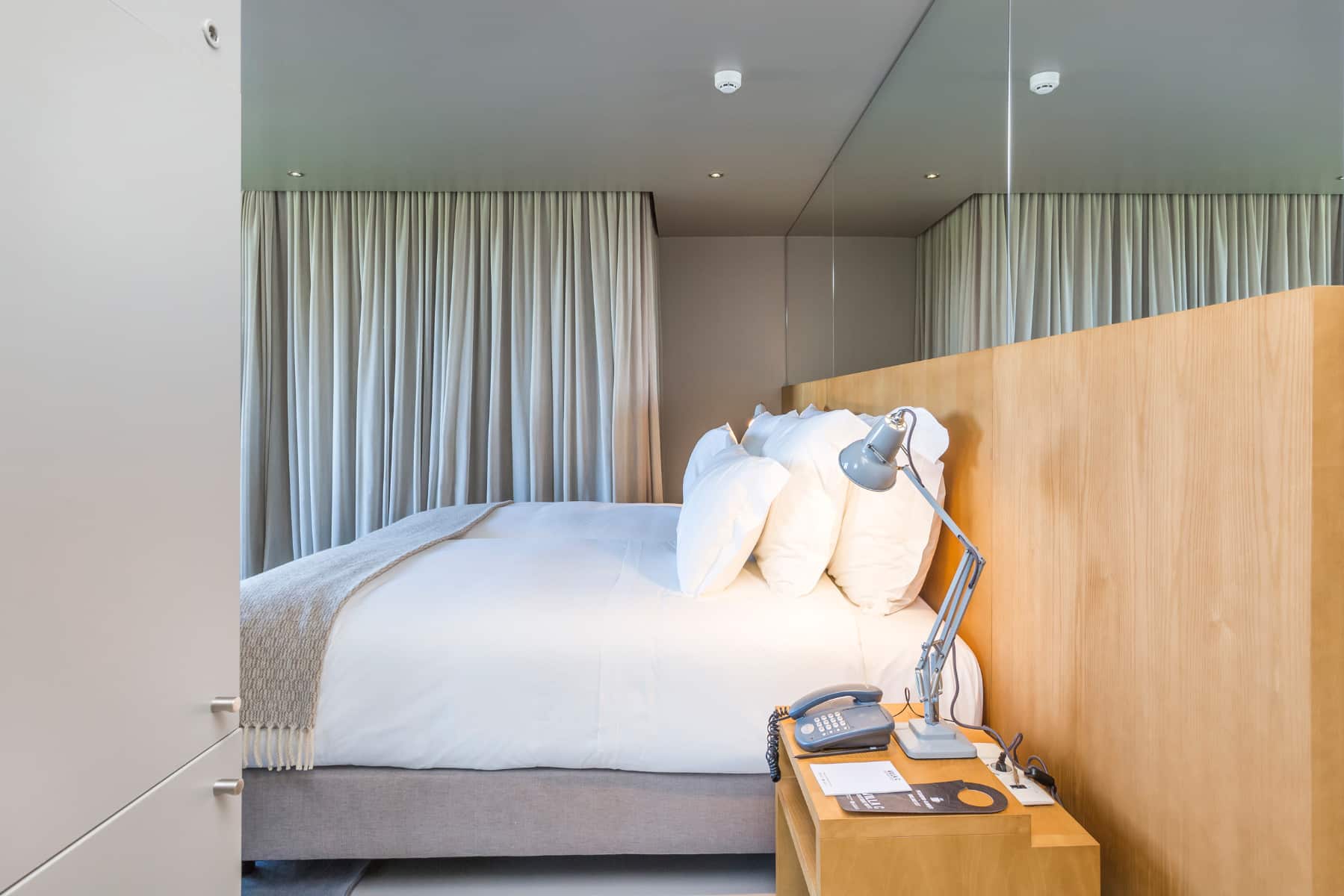 Anglepoise-lamps-in-Villa-C-hotel-room