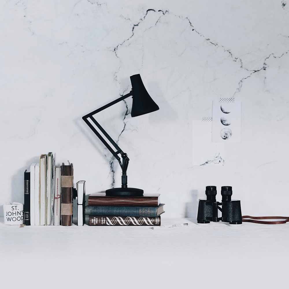 90-mini-mini-desk-lamp-carbon-black_4924.LS.SQ.W.S1.UK.5