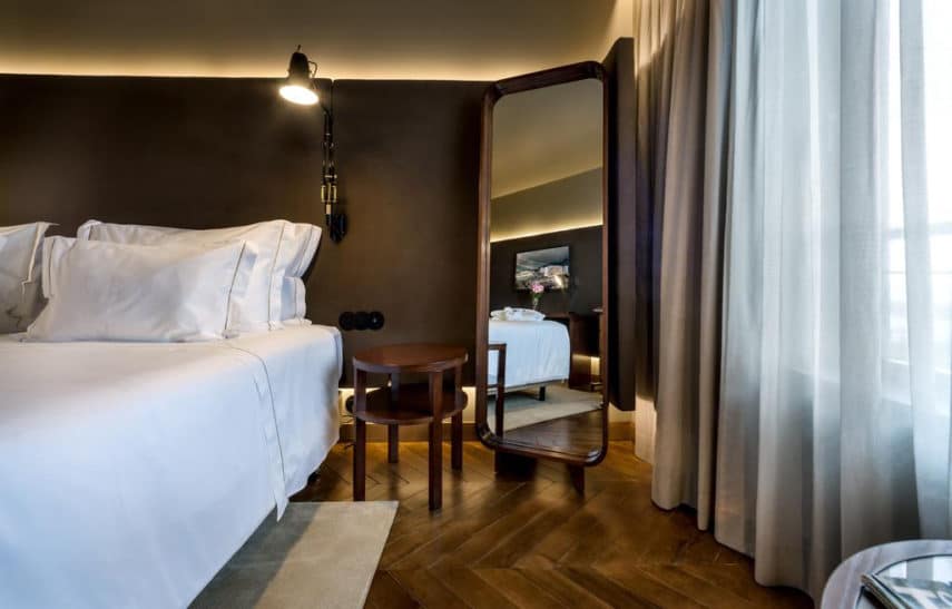 Grande-Hotel-Açores-Atlântico-bed-with-mirror